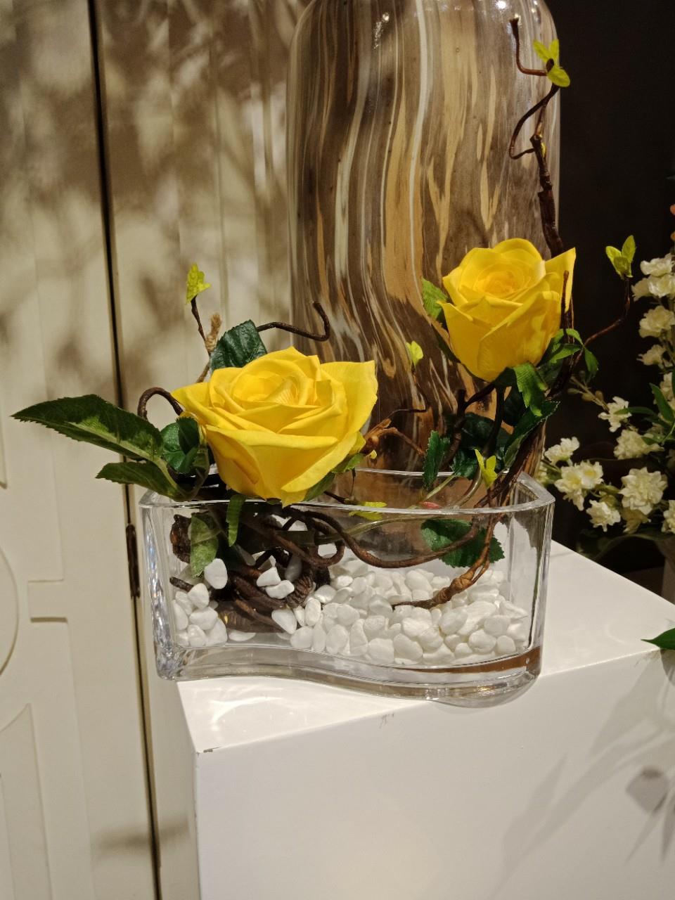 hoa hồng vàng thả vào bình thủy tinh oval hoa giả 3d